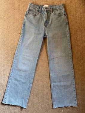 Abercrombie & Fitch High Rise 90s Relaxed Jean - Light wash raw hem